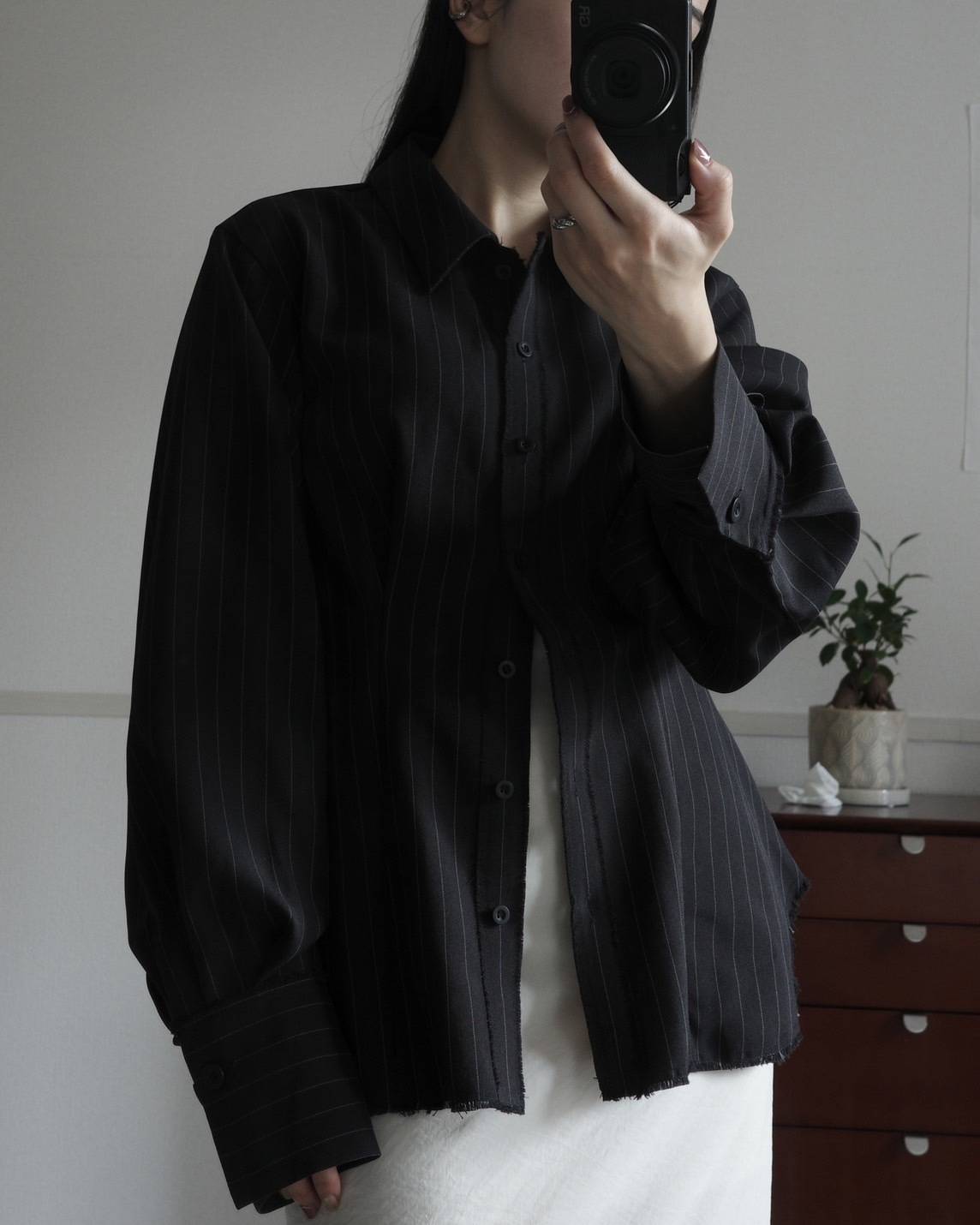 consisterの「CUT-OFF STRIPE SHIRT」