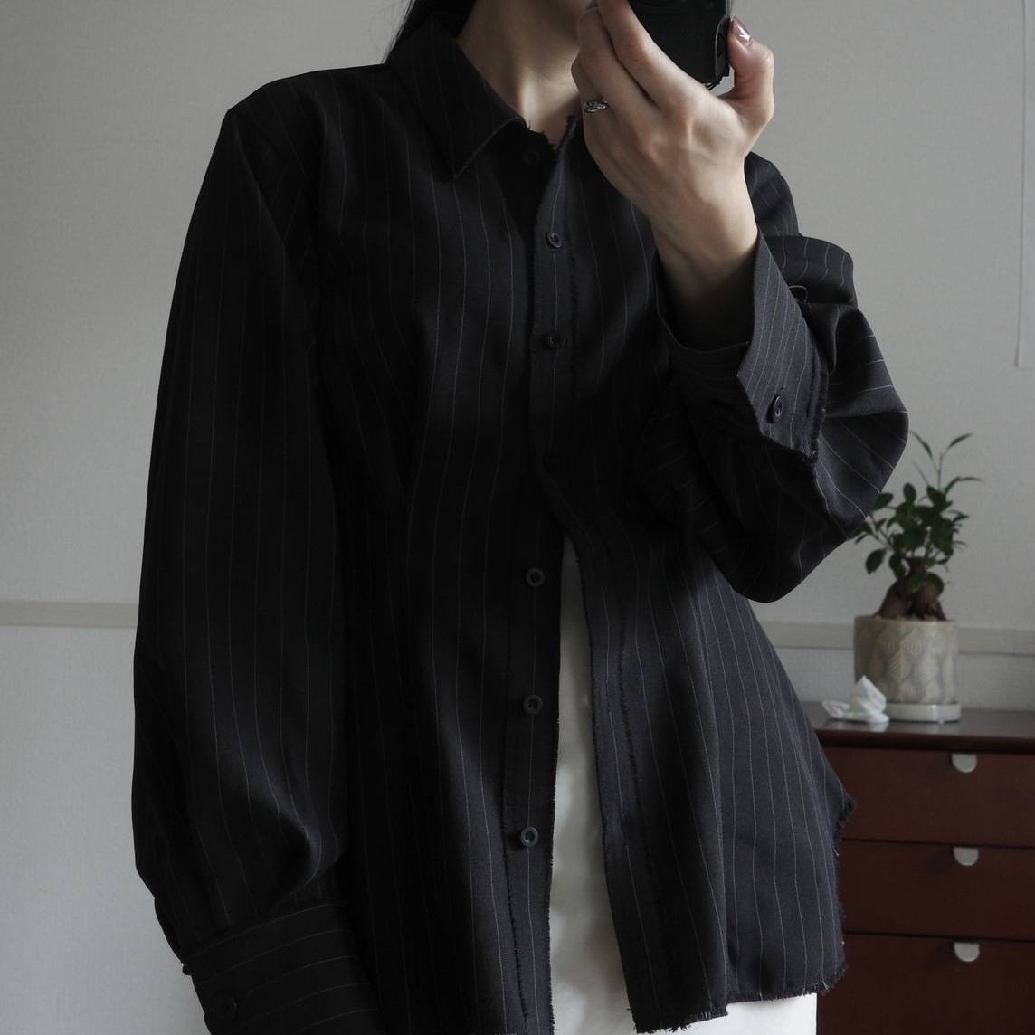consisterの「CUT-OFF STRIPE SHIRT」