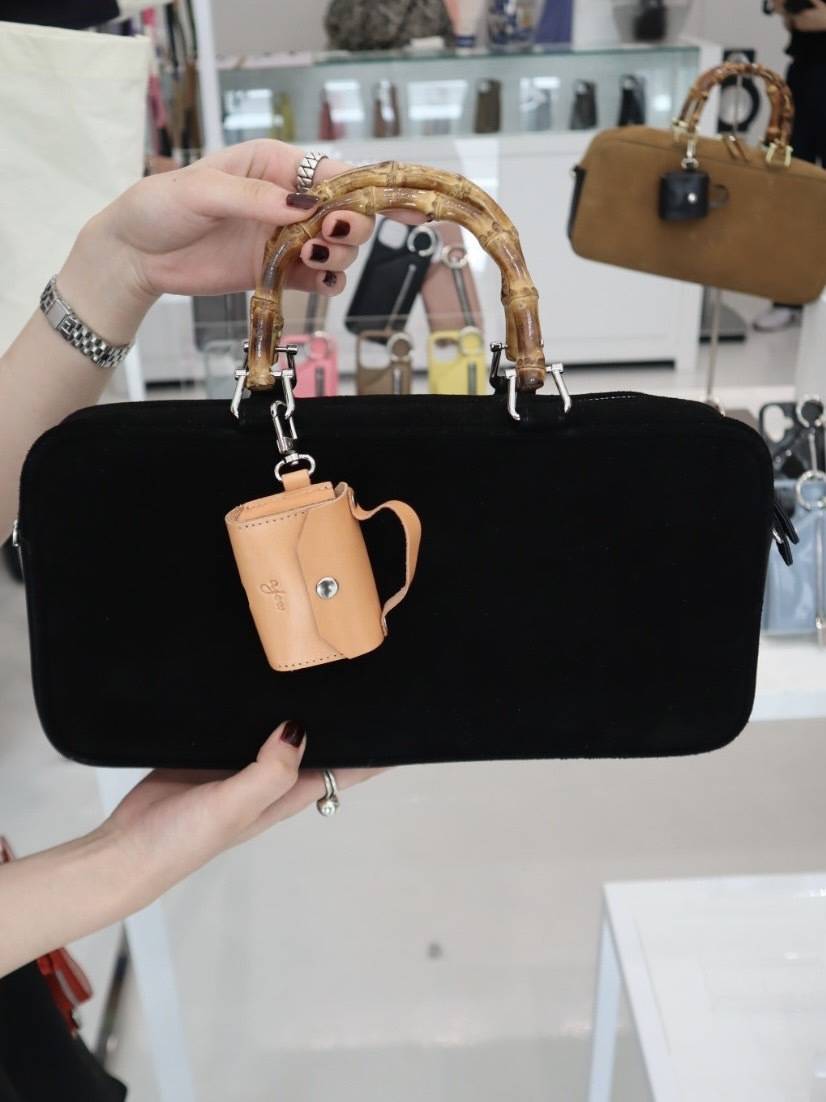 「ajew」のスエードバッグ