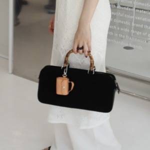 秋冬のマストバイバッグ！温もりと上品さをプラスする「ajew」のスエードバッグ