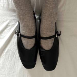 上品なクラシカルスタイルに♡「メリージェーンパンプス」で女性らしさをプラス