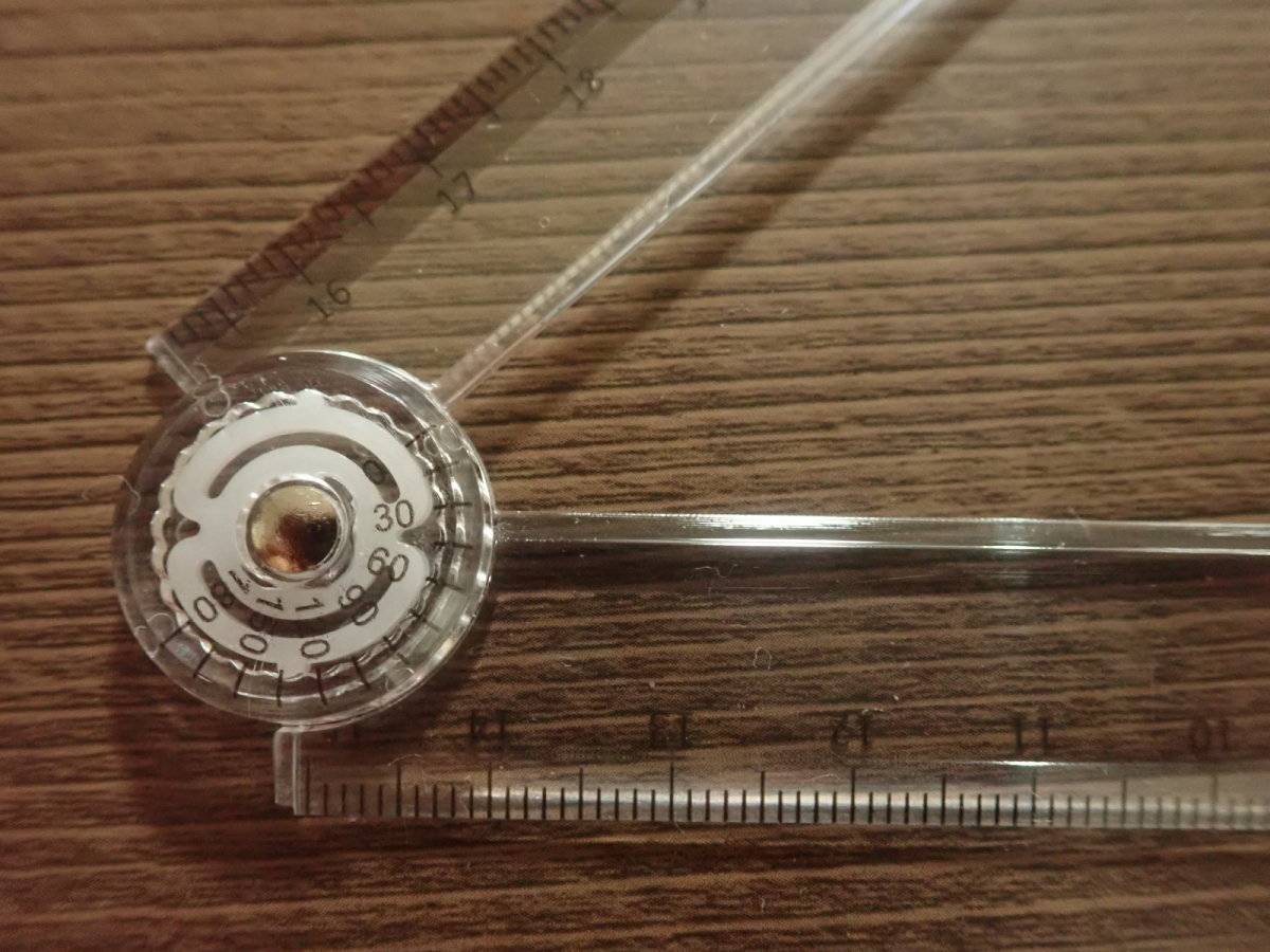ダイソーの折りたたみ定規(分度器付)