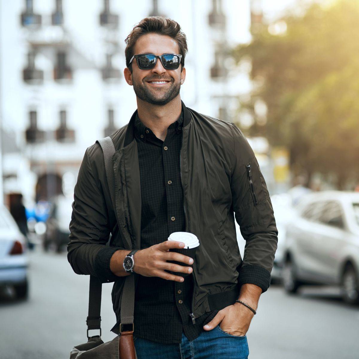 外を歩くサングラスの男性