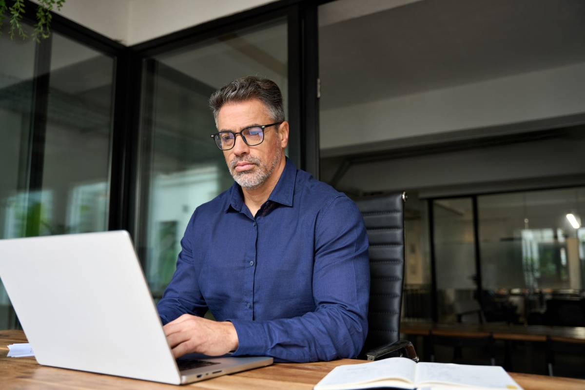 真剣な表情の男性