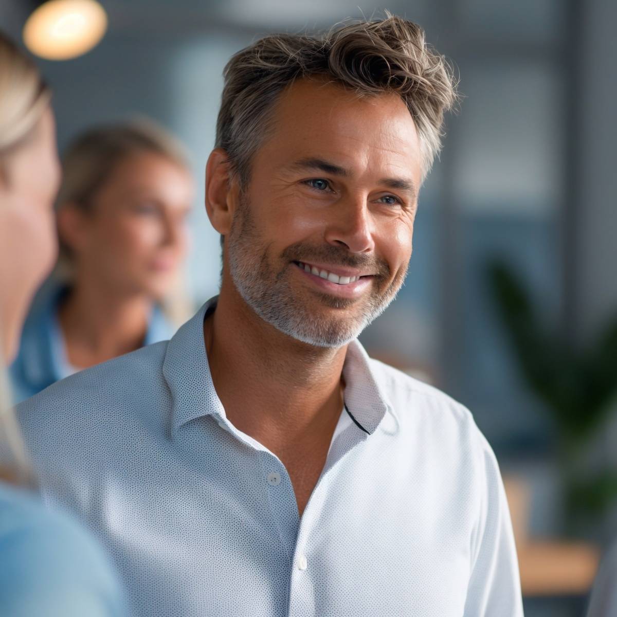 笑顔で話を聞く男性