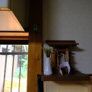 【ゾッとする怖い話】監視カメラに映ってる……。古びた神棚の前に立つ『黒い影』とは