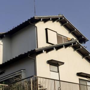 【ゾッとする怖い話】「絶対に見てはいけない」通勤中の女性の身に起きた恐怖体験