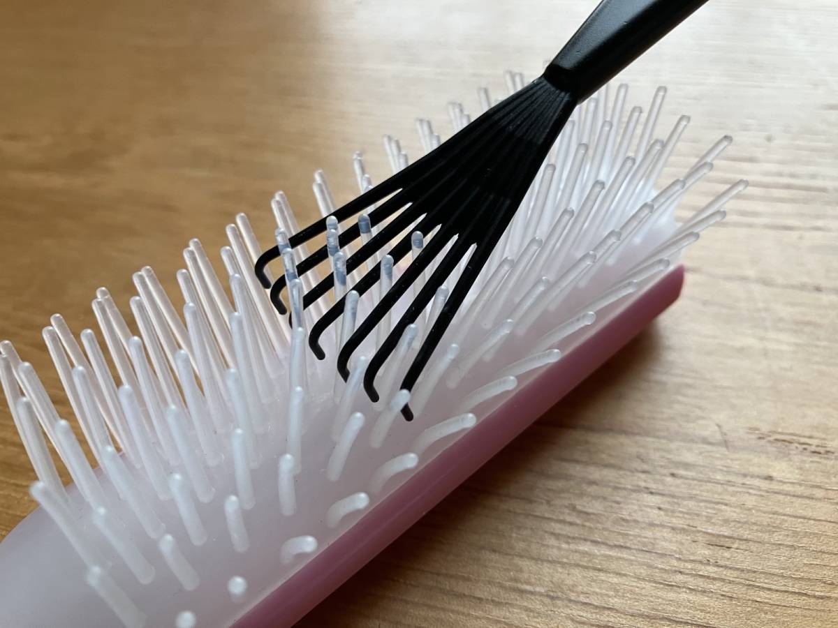 ダイソーのヘアブラシクリーナー(洗えるタイプ)