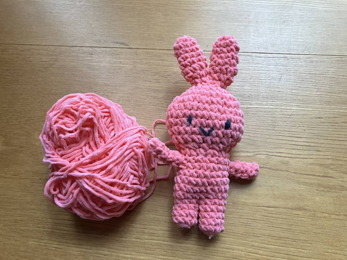 ダイソーの毛糸(ドールズヤーン、ピンク)