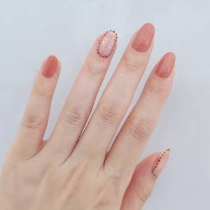 色使いで一気に垢抜ける。不器用さん向け「囲みドットネイル」のやり方