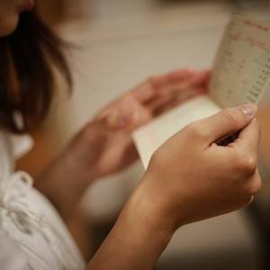 【生前整理】放置すると金運を下げるらしい……。通帳・カードの風水的整理術