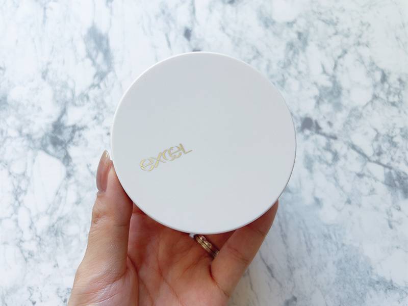 エクセルセラムインパウダーを手に持っている画像