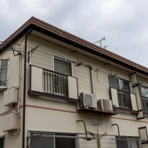  出窓のある古いアパート 