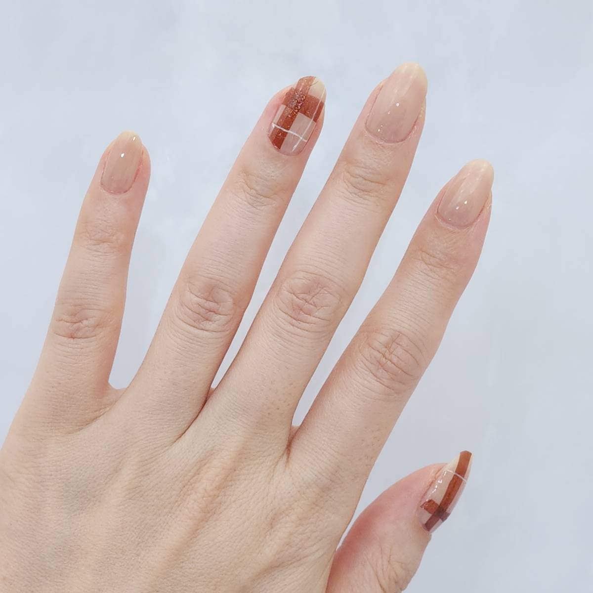 指先から秋の気配を纏う。不器用さんに捧ぐ「チェックネイル」のやり方