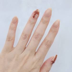 指先から秋の気配を纏う。不器用さんに捧ぐ「チェックネイル」のやり方