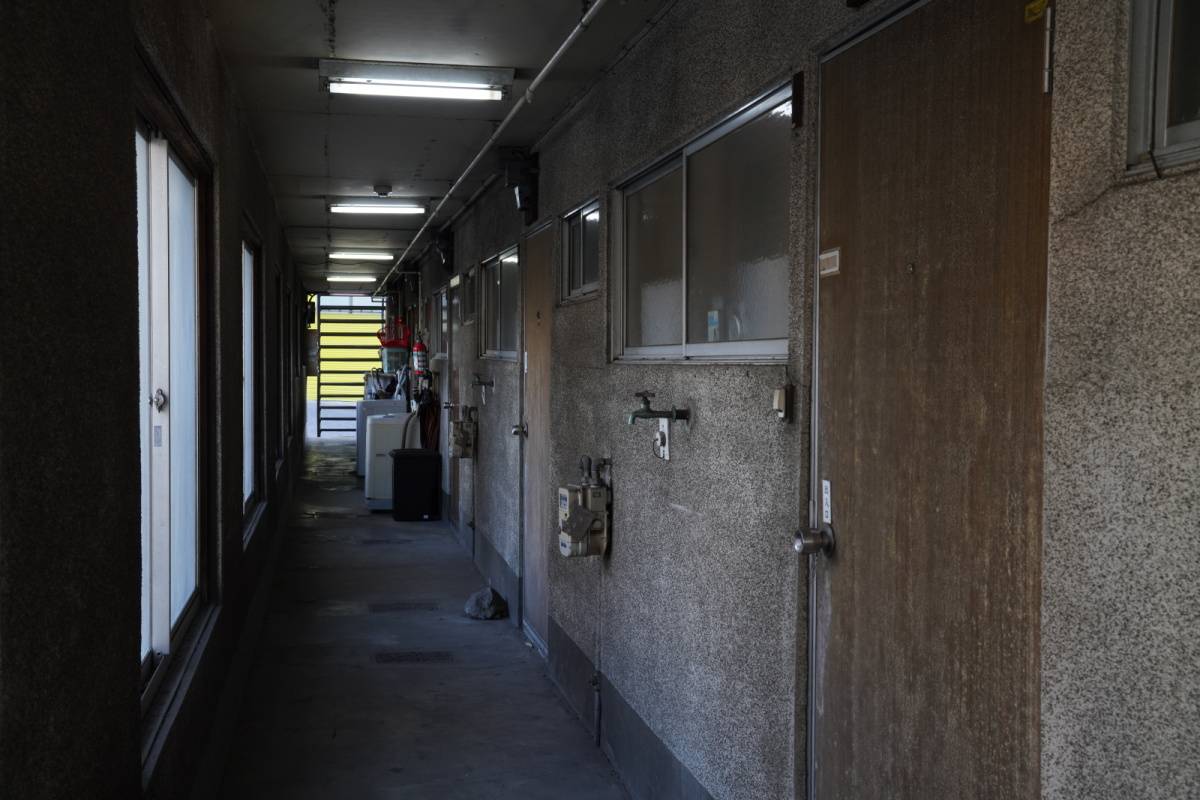 古いアパートの廊下