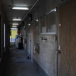  古いアパートの廊下 