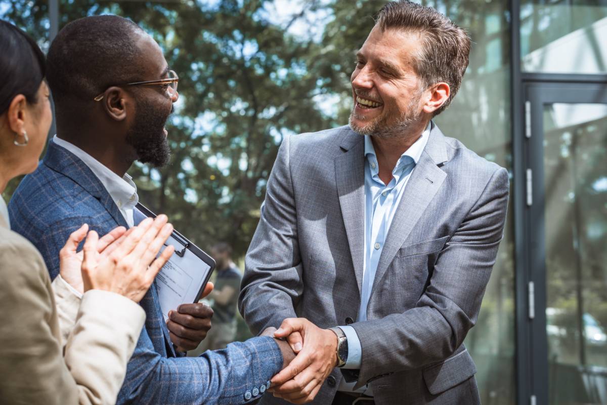 笑顔で握手する男性
