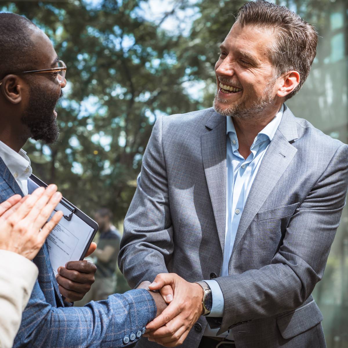 笑顔で握手する男性