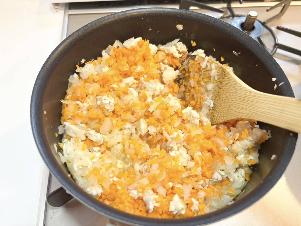 鶏ひき肉、たまねぎ、ニンジンを炒めているところ