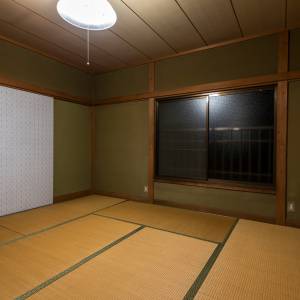 【ゾッとする怖い話】「なあ、変な写真が撮れてたんだ」古いアパートで起きた恐怖体験