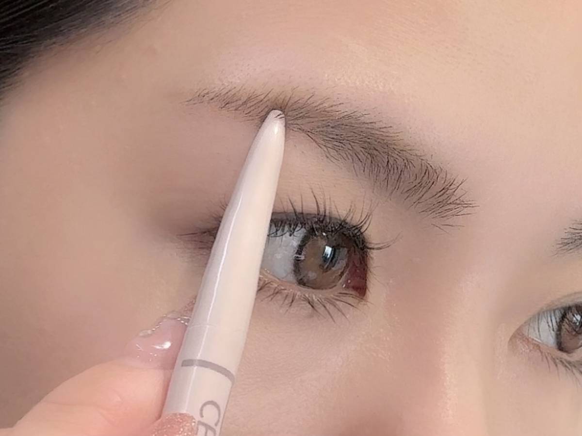 細芯アイブロウN 「04 ディープブラウン」使用イメージ