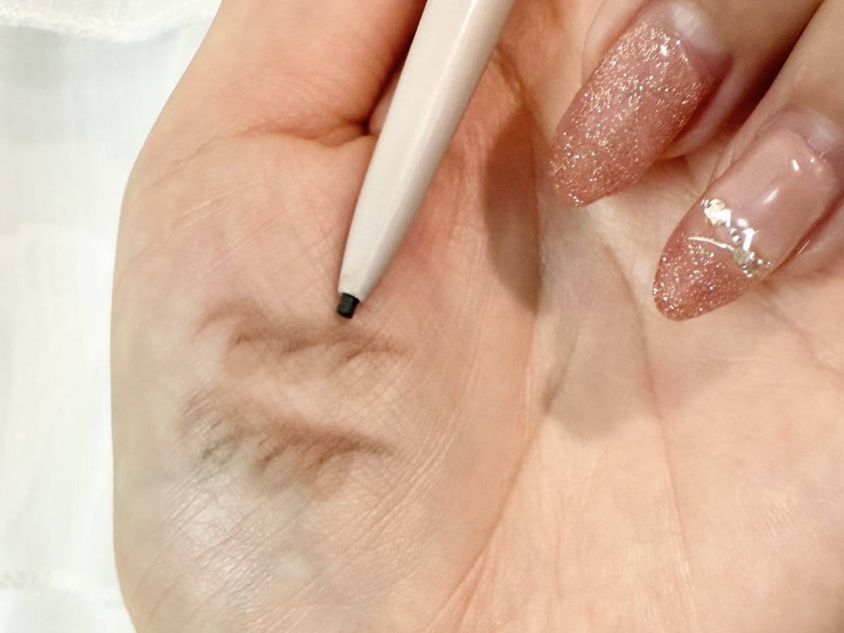 細芯アイブロウN 「04 ディープブラウン」スウォッチ