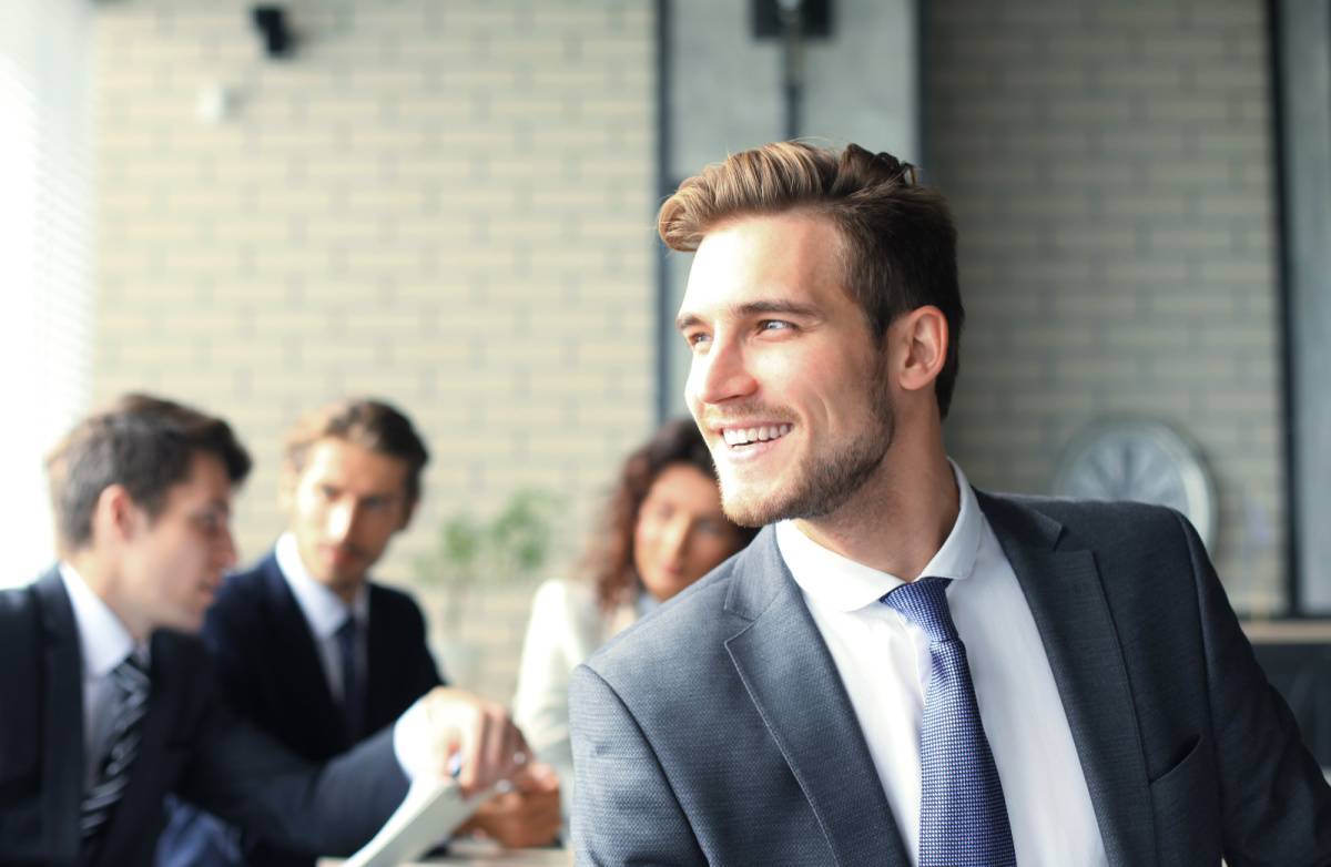 笑顔の男性の横顔