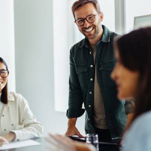 イケオジがよく使う言葉。ムードメーカーな40代50代男性の口癖5選