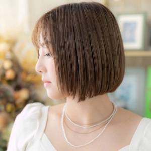  マロンカラーの前下がりボブ 