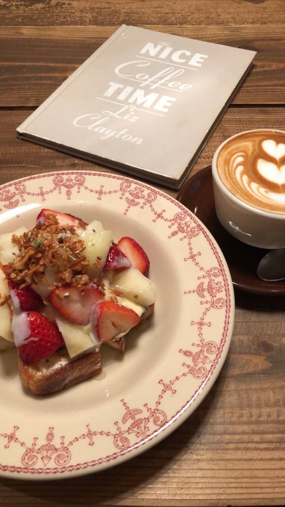 季節のフルーツがたくさん乗ったトースト