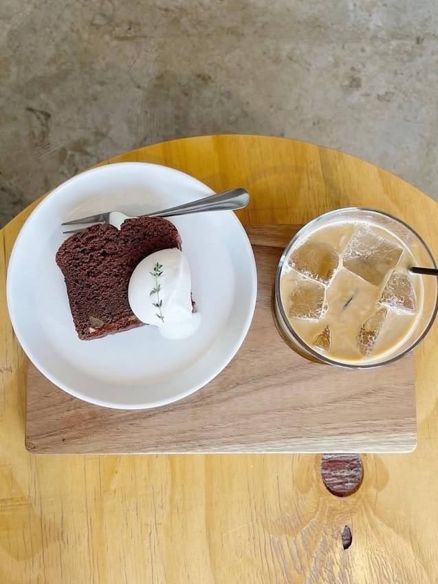 シャルマンカフェのケーキとアイスコーヒー