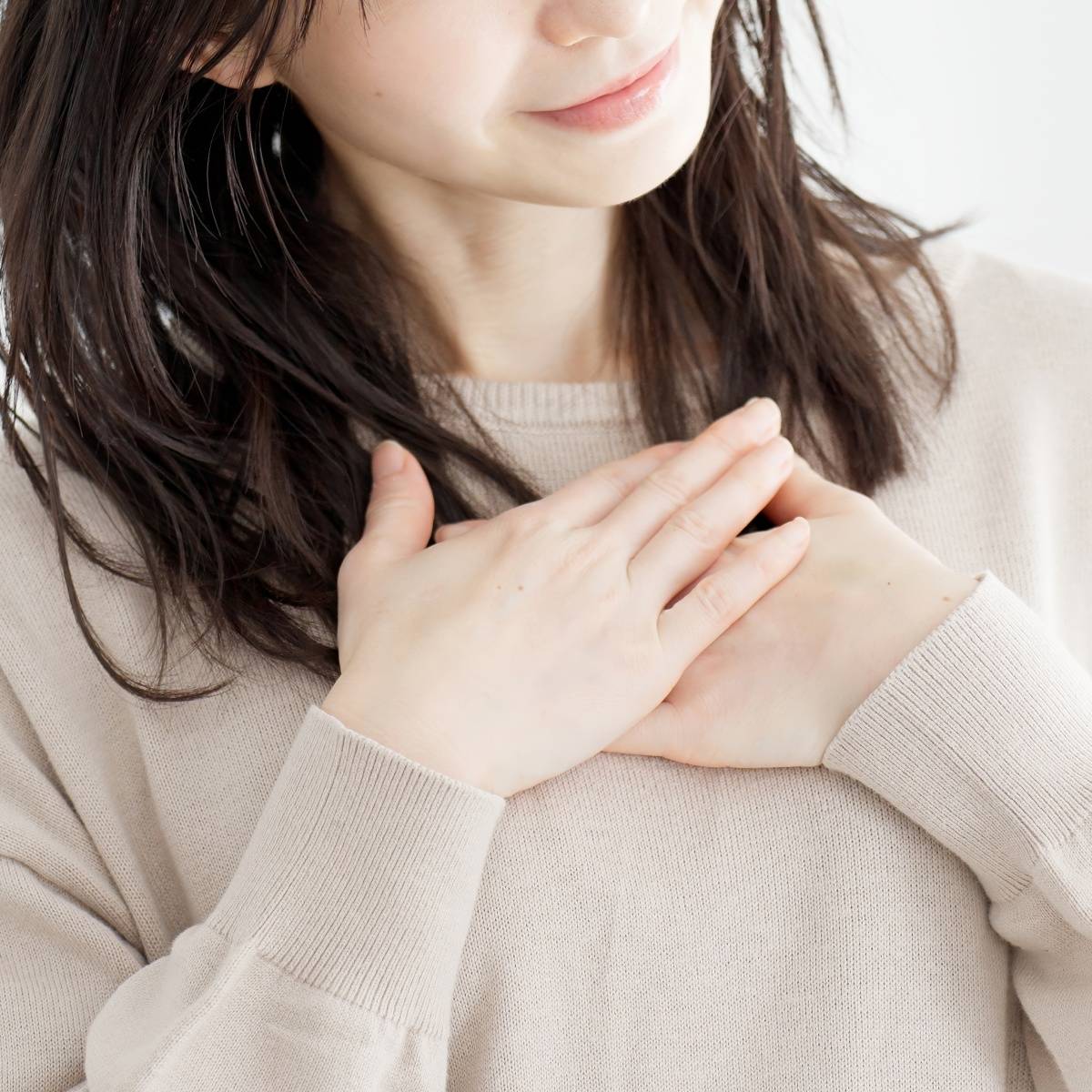 胸に手を当てる人