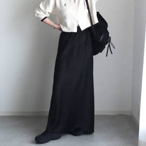  モノトーンコーデの女性 