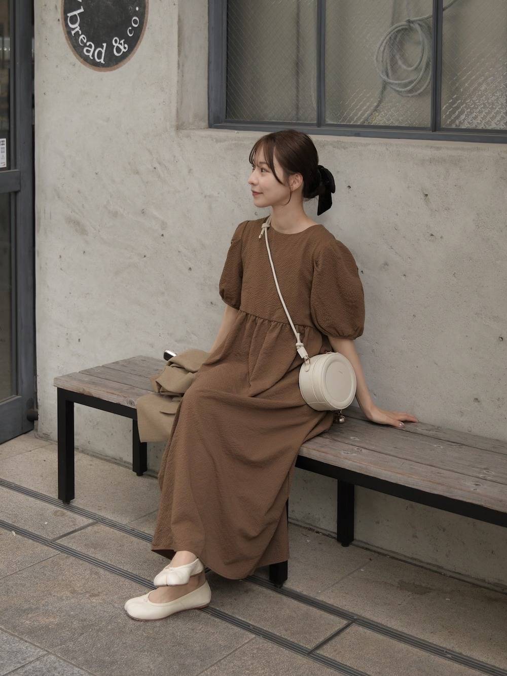 ブラウンワンピース×白小物