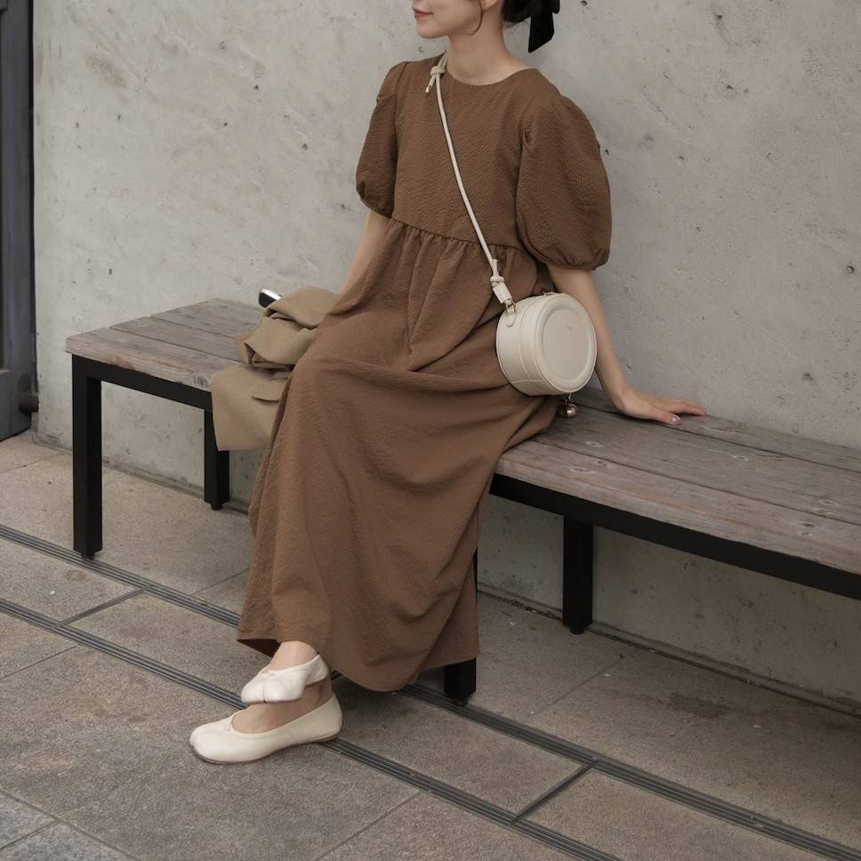 ブラウンのワンピースを着た女性