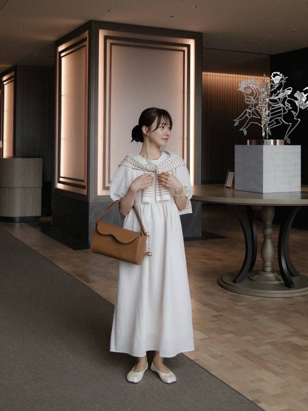 ボーダー柄のトップスを肩掛けする!