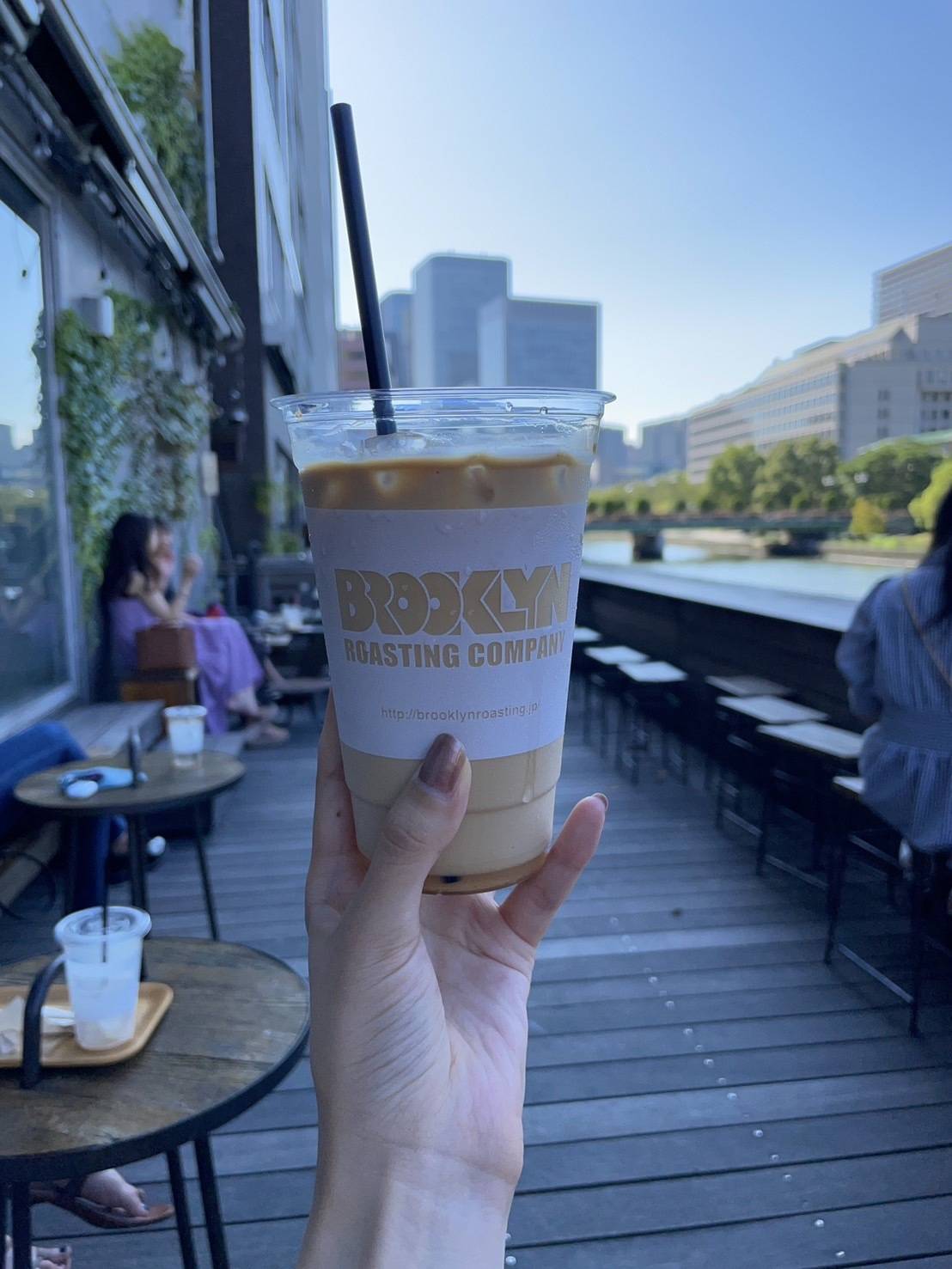 テラス席でいただくコーヒー