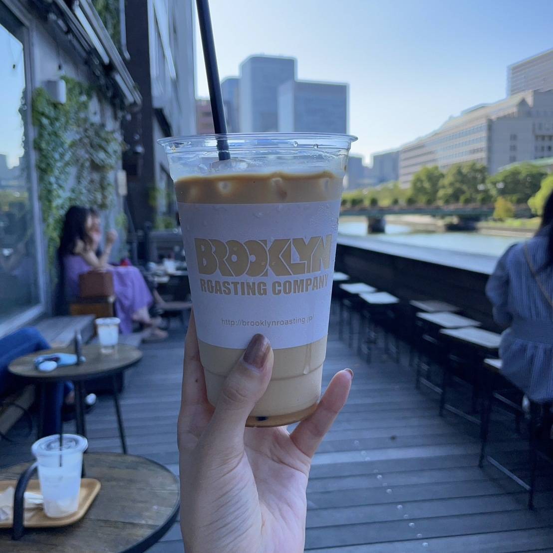 テラス席でいただくコーヒー