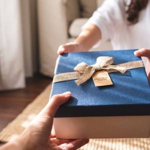 彼氏ではない男性へのプレゼント。ちょうど良いラインとは……？