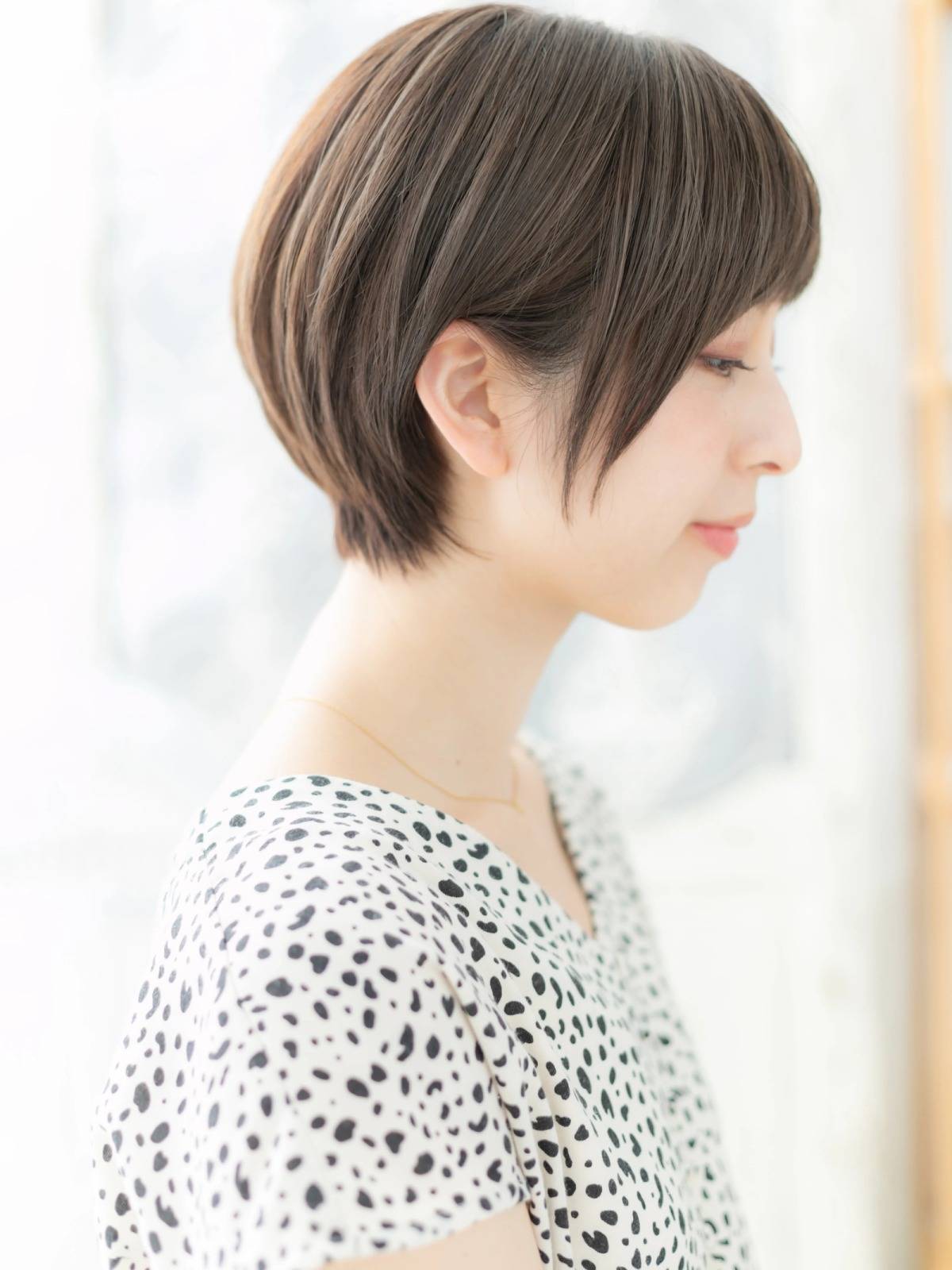 オリーブグレージュの前下がりショート
