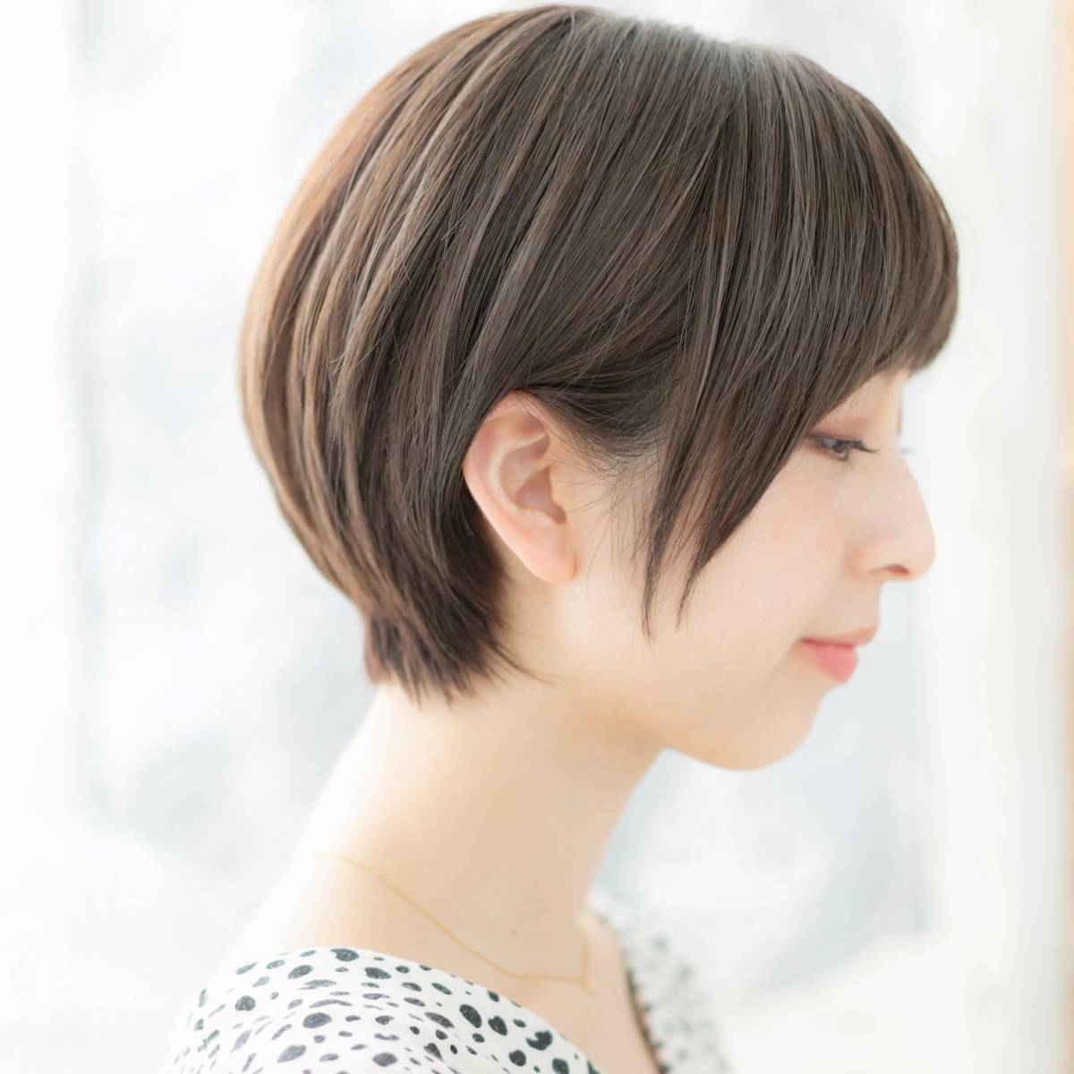 オリーブグレージュの前下がりショート