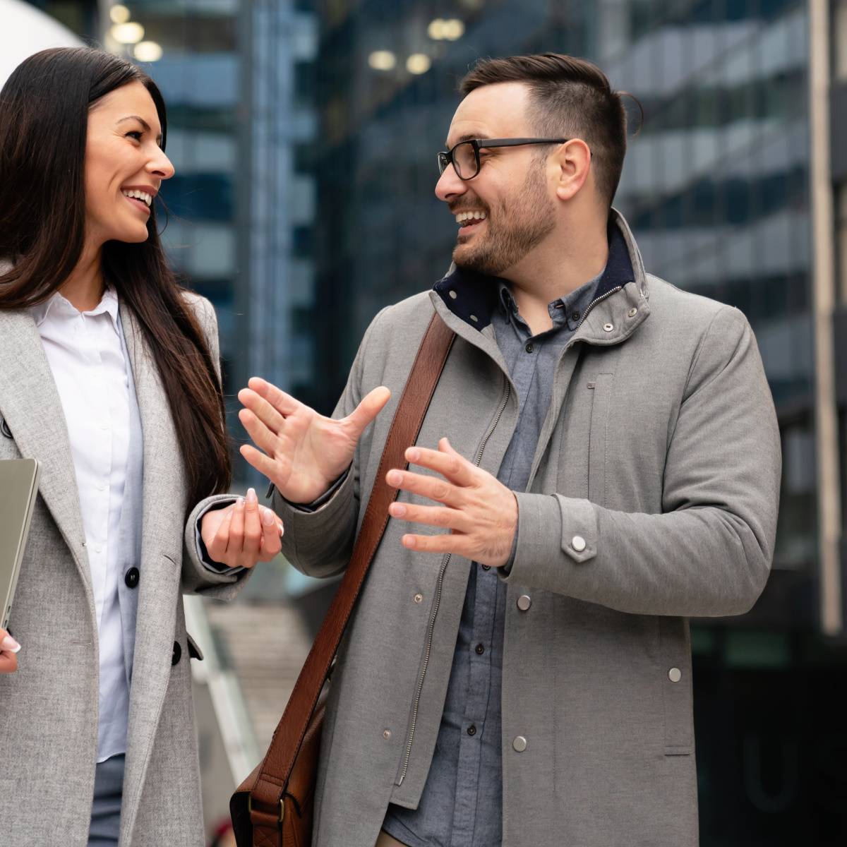 歩きながら話す男女