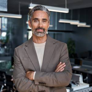  腕を組んで立つ男性 