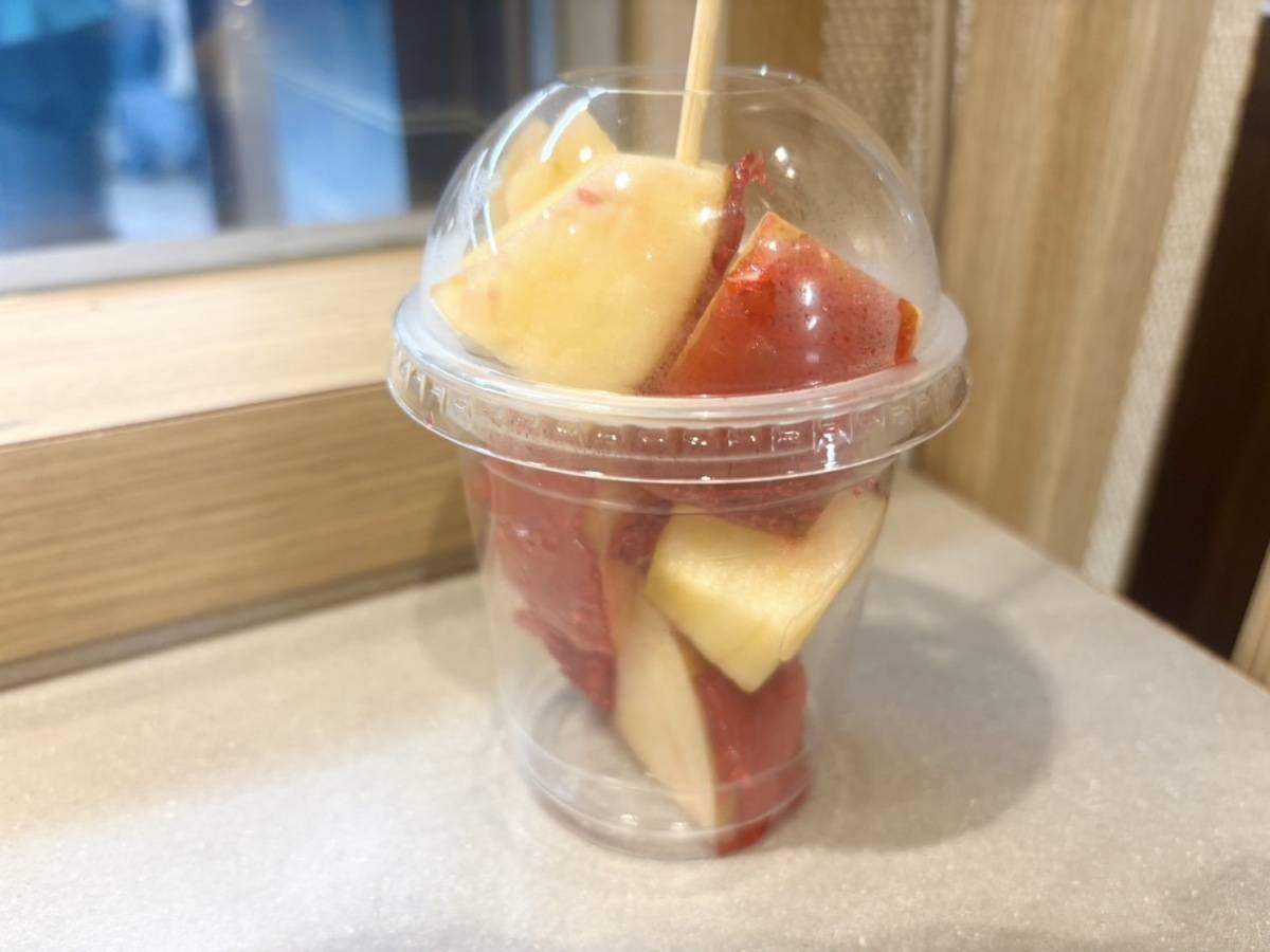 やおりんカフェ新宿店のりんご飴カップ