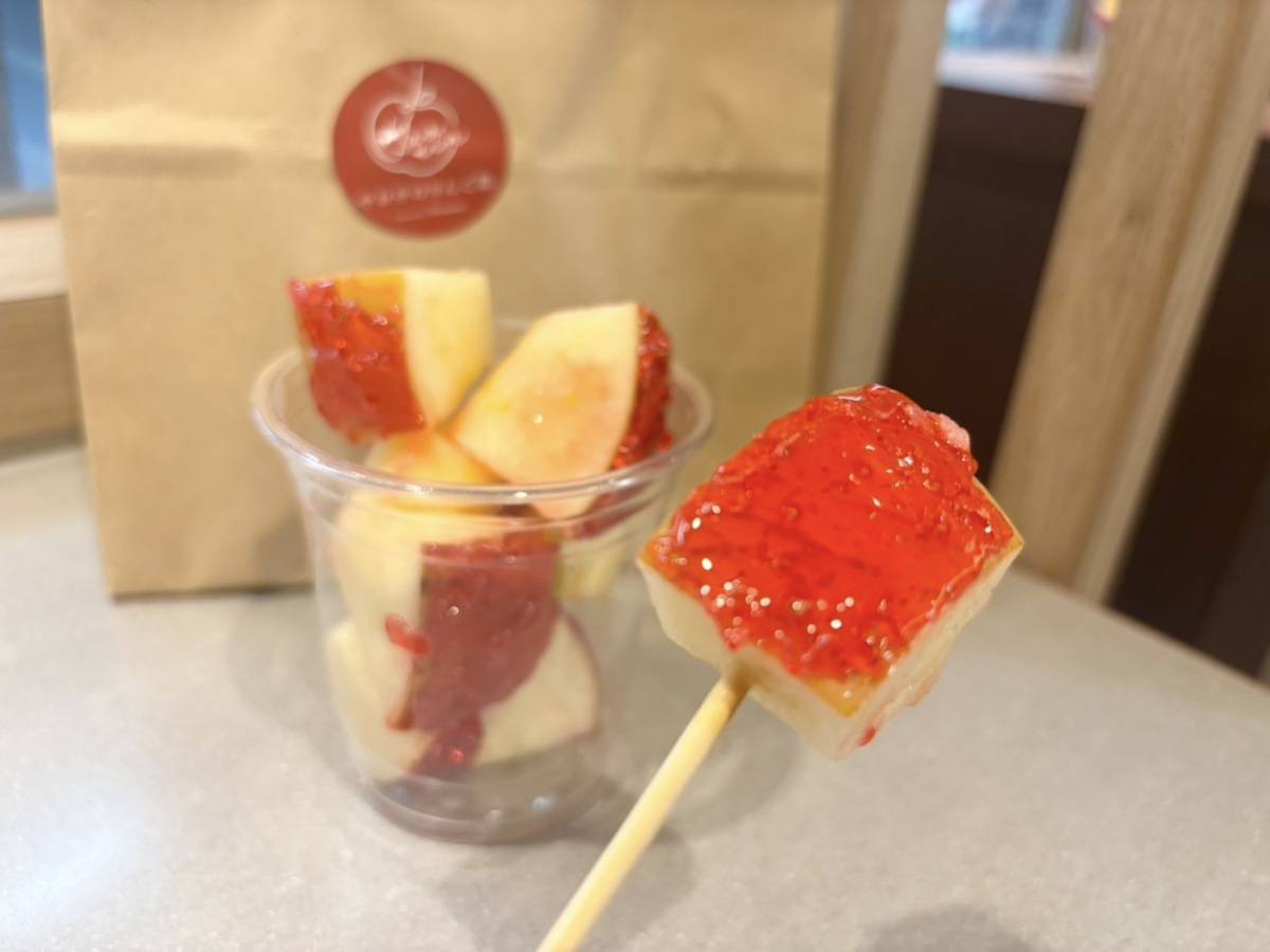 やおりんカフェ新宿店のりんご飴カップ
