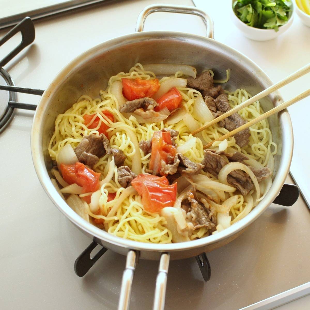 マルちゃん公式の「牛肉とトマトのエスニック焼そば」のレシピ