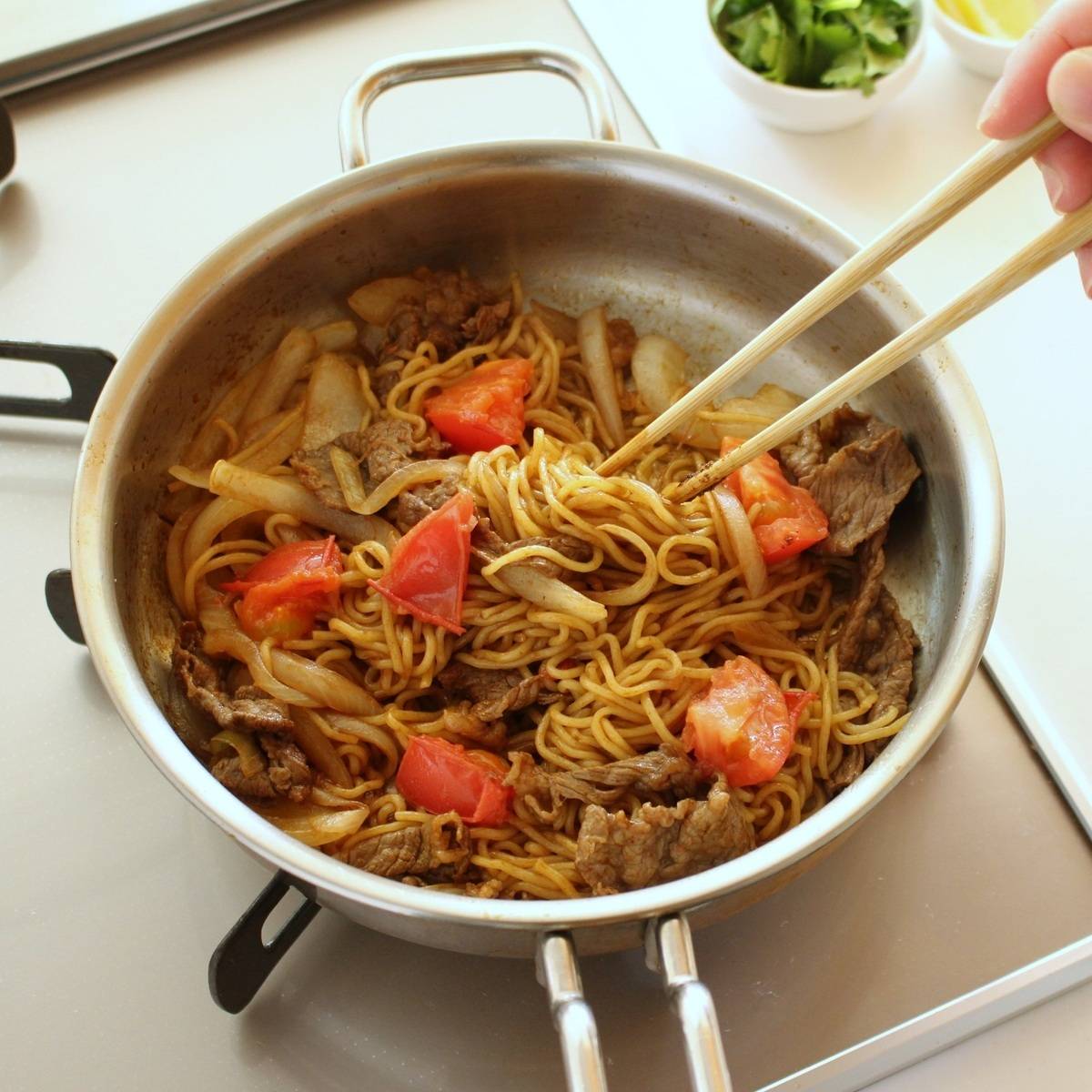 マルちゃん公式の「牛肉とトマトのエスニック焼そば」のレシピ