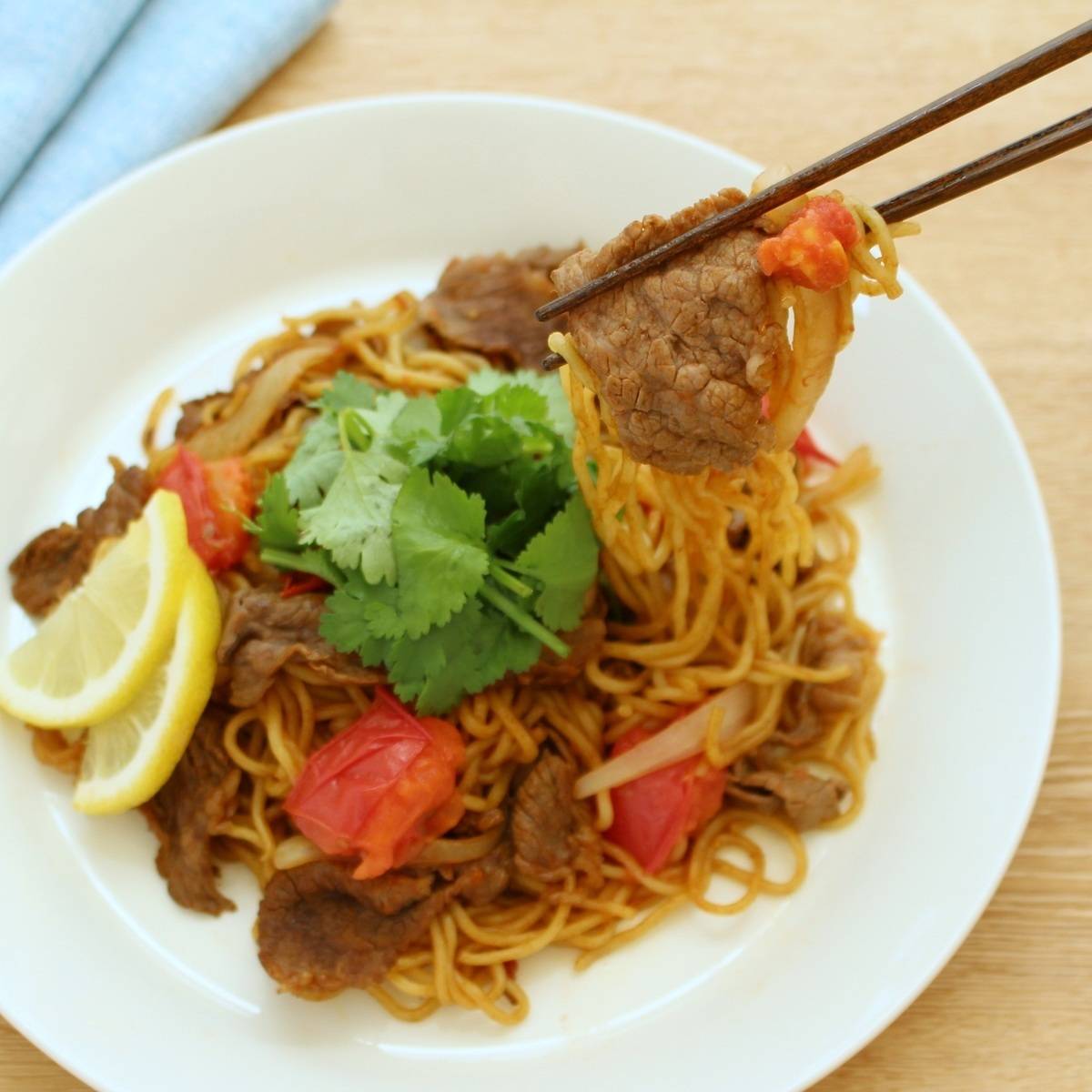 マルちゃん公式の「牛肉とトマトのエスニック焼そば」のレシピ