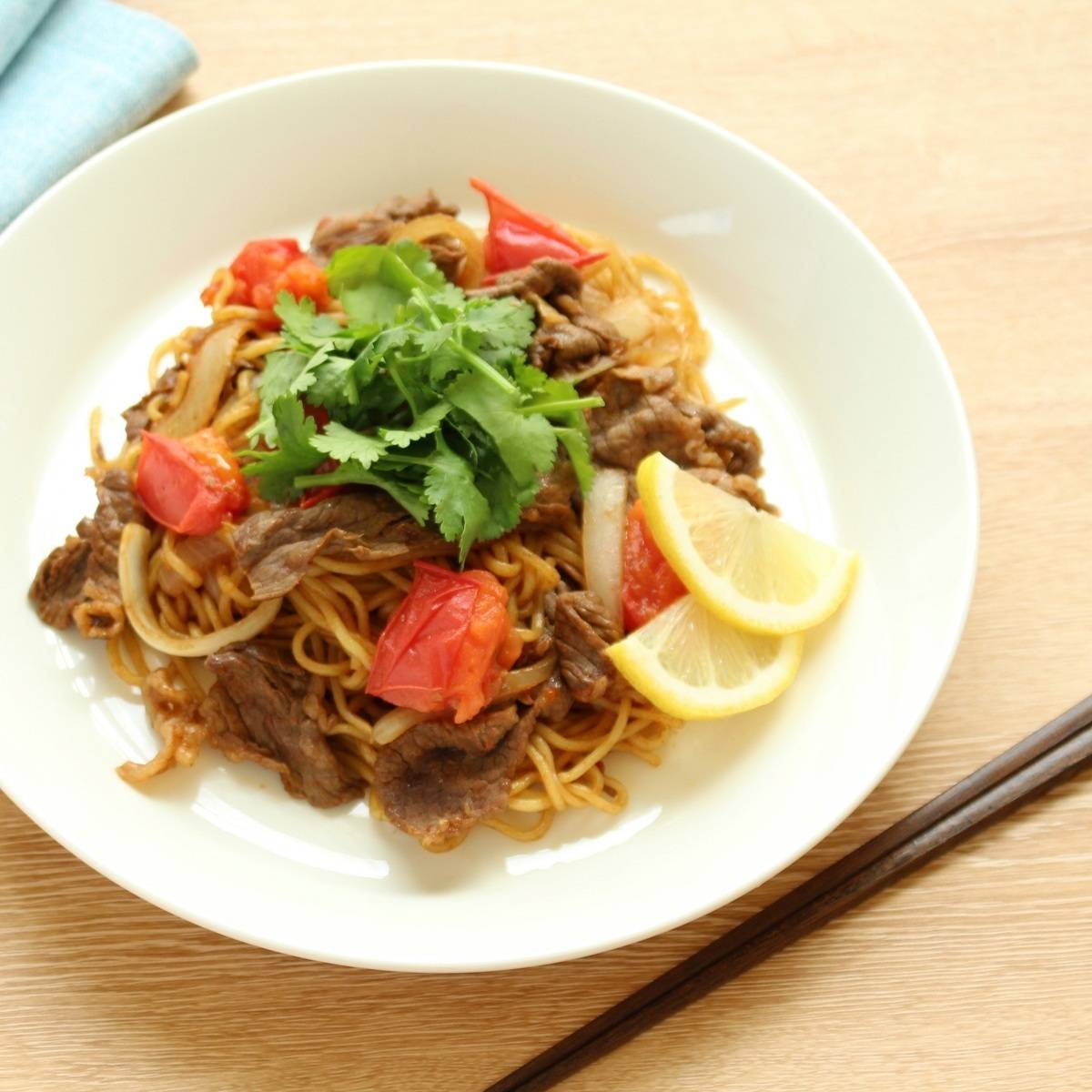 マルちゃん公式の「牛肉とトマトのエスニック焼そば」のレシピ